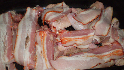 Pájovo kuře na pivě, Poklademe plátky slaniny
