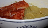 Pangas na bramborách, ...vrstvu brambor poklademe popaprikovaným pangasem...