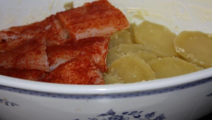 Pangas na bramborách, ...vrstvu brambor poklademe popaprikovaným pangasem...