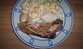 Pánské kuřátko nadívané… rohlíkovo-špekovou nádivkou (Já to mám se salátkem .)