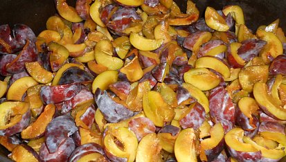 Pečená švestková povidla, nachystáno do trouby