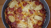 Pizza z listového těsta, s poličanem, hermelínem, vajíčkem a eidamem