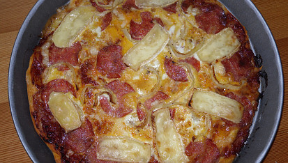 Pizza z listového těsta, s poličanem, hermelínem, vajíčkem a eidamem