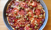 Pizza z listového těsta, rajčata, olivy, paprikáš, chilli, eidam