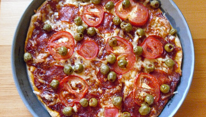 Pizza z listového těsta, rajčata, olivy, paprikáš, chilli, eidam
