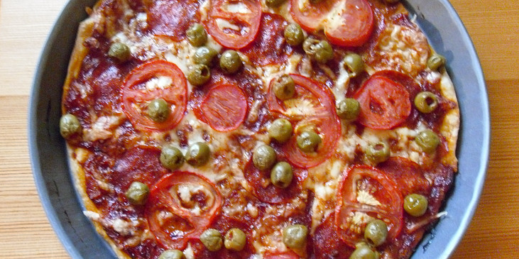 Pizza z listového těsta (rajčata, olivy, paprikáš, chilli, eidam)