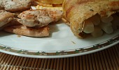 Přírodní kuřecí biftečky s chřestem v bylinkové omeletě (Přírodní kuřecí biftečky s chřestem v bylinkové omeletě)