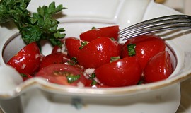 Rajčatový salát s česnekem