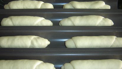 Rohlíky z majonézy, vykynuté, před vložením do trouby