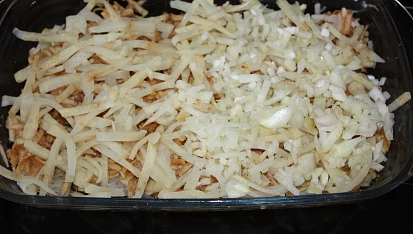 Rybí filé s celerem a jablky, ...na filé a celer přidáme nastrouhaná jablka...
