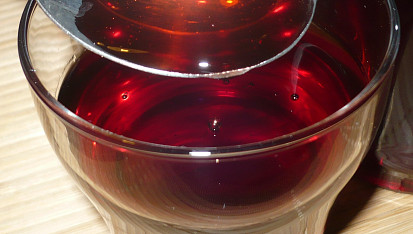 Rybízový sirup, Sirup z červeného rybízu je i po roce tekutý a nerosolovatí.