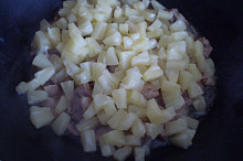 Přidáme ananas , necháme prohřát
