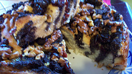 Srolovaný kynutý makový koláč