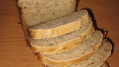 Světlý kváskový slunečnicový chléb s pohankou