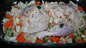 Tondovo kuře, ... na zeleninu položíme okořeněné kuře /stehna/...