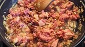 Uzená manděra, proškvařené maso na cibulce přidáme do kaše