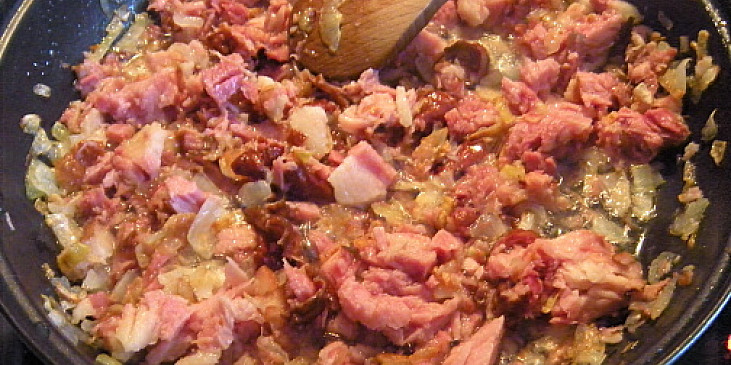 Uzená manděra (proškvařené maso na cibulce přidáme do kaše)