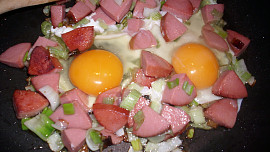 Vajíčka se salámem a cibulkou