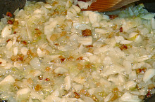 přidáme cibuli a česnek