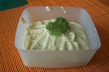  nakonec jsem přidala cibulku a okurku ... máme  krásně hustou a žluťoučkou tatarku