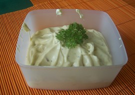Vtipná majonéza-tatarka "fofrem" ( nakonec jsem přidala cibulku a okurku ... máme  krásně hustou a žluťoučkou tatarku)