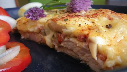 Zapečená kuřecí prsíčka se slaninou