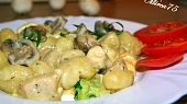 Zapečené gnocchi se žampiony, kuřecím masem a uzeno-sýrovou omáčkou