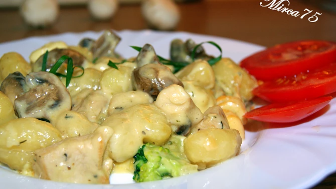 Zapečené gnocchi se žampiony, kuřecím masem a uzeno-sýrovou omáčkou