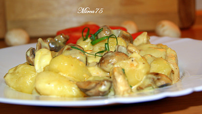 Zapečené gnocchi se žampiony, kuřecím masem a uzeno-sýrovou omáčkou