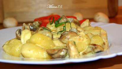 Zapečené gnocchi se žampiony, kuřecím masem a uzeno-sýrovou omáčkou