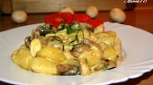 Zapečené gnocchi se žampiony, kuřecím masem a uzeno-sýrovou omáčkou