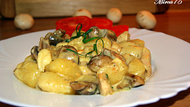 Zapečené gnocchi se žampiony, kuřecím masem a uzeno - sýrovou omáčkou