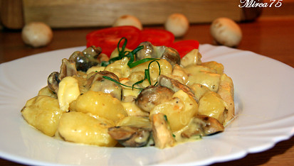 Zapečené gnocchi se žampiony, kuřecím masem a uzeno-sýrovou omáčkou