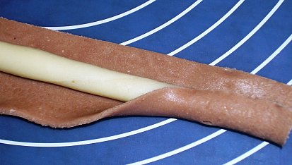 Blendované čokoládové košíčky, obr.2 - vzniklý váleček obalíme ve světle hnědé hmotě silné cca 2-3mm