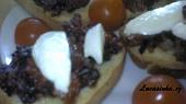 Bruschetta s karamelovou cibulí a sušenými rajčaty