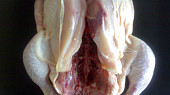 Čabajkové nadívané kuře, rozpůlené kuře mezi prsíčky