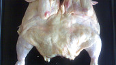 Čabajkové nadívané kuře, rozpůlené kuře dutinou dolů