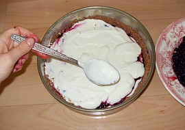 Čokodrobenkový koláč (nanášení náplně)