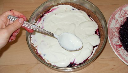 Čokodrobenkový koláč, nanášení náplně