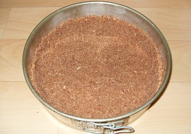 Čokodrobenkový koláč (drobenka vymačkaná do stran)