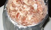 Domácí vepřová šunka (maso se solí a vodou v nádobě na šunku)