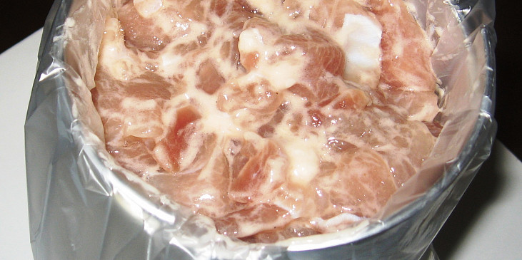 maso se solí a vodou v nádobě na šunku
