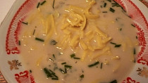 Drožďová polévka s jarní cibulkou a bylinkami