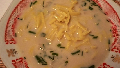 Drožďová polévka s jarní cibulkou a bylinkami