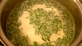 Drožďová polévka s jarní cibulkou a bylinkami