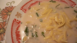 Drožďová polévka s jarní cibulkou a bylinkami