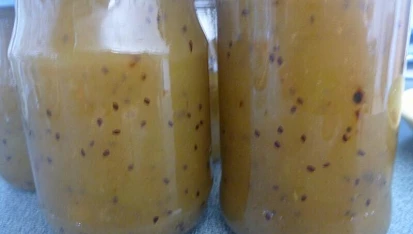 Džem z kiwi a cukety, před sterilizací..