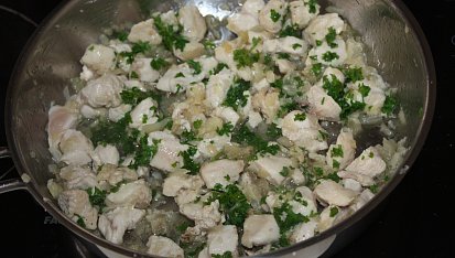 Farfalle s citronovou omáčkou a kuřecím masem, ...ještě přidat smetanu...