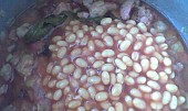 Fazole v tomatě na zázvoru s vepřovým masem a uzeným, po 20 minutách vaření přidáme fazole a zázvor a ještě 10 minut provaříme