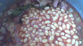 Fazole v tomatě na zázvoru s vepřovým masem a uzeným
